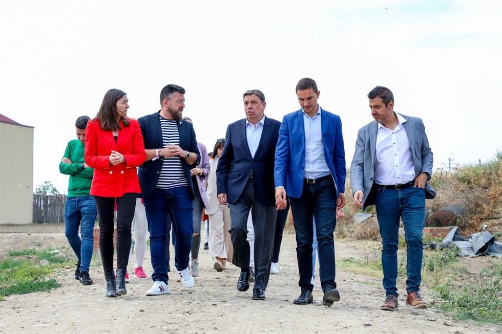 El ministro de Agricultura, Pesca y Alimentación, Luis Planas; el candidato del PSOE a la Presidencia de la Comunidad de Madrid, Juan Lobato, y alcaldes del sur.