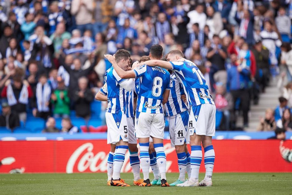 Jugadores de la Real Sociedad celebran un gol.