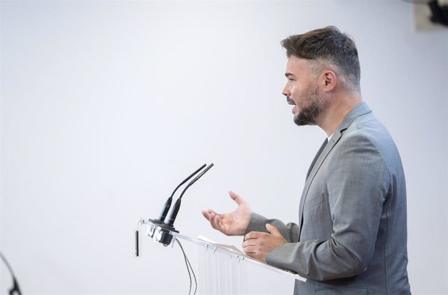 El portavoz de ERC en el Congreso, Gabriel Rufián, durante una rueda de prensa anterior a la Junta de Portavoces, a 9 de mayo de 2023, en Madrid (España).