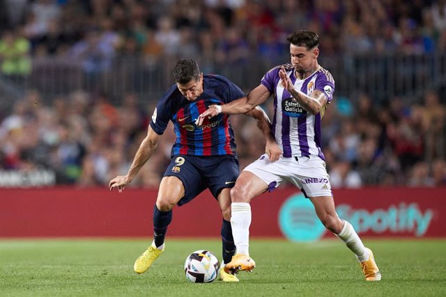 Archivo - Robert Lewandowski of FC Barcelona competes for the ball during the La Liga Santander match between FC Barcelona and Real Valladolid CF at Spotify Camp Nou on August 28, 2022, in Barcelona, Spain.