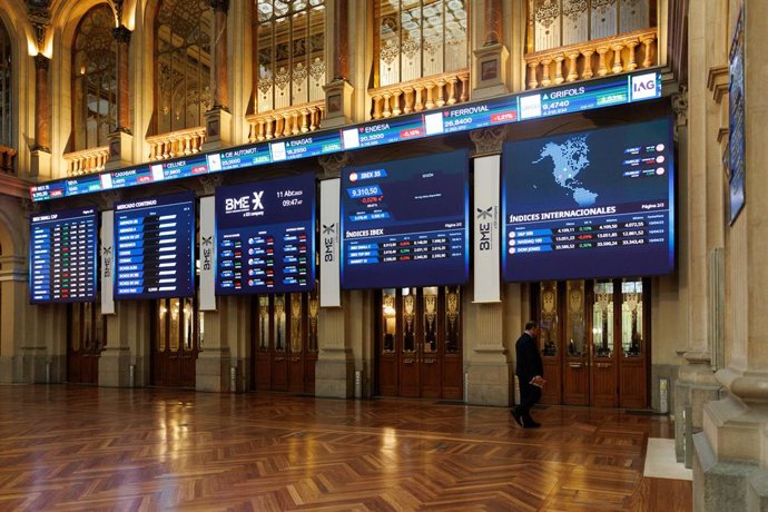 Archivo - Varios paneles del IBEX 35 en el Palacio de la Bolsa de Madrid, a 11 de abril de 2023, en Madrid (España). El Ibex 35 ha iniciado la sesión de hoy con una subida del 0,51%, hasta los 9.359 puntos, tras el parón de Semana Santa, en una jornada 