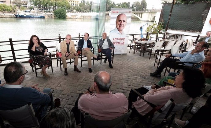 El alcalde y candidato del PSOE a la Alcaldía de Sevilla, Antonio Muñoz, en un encuentro con comerciantes.