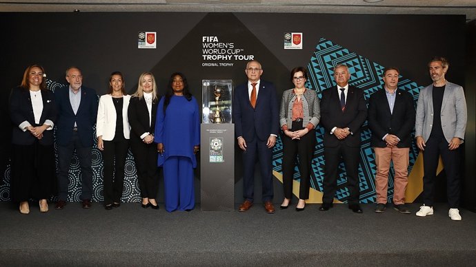 Foto de familia tras la recepción al trofeo de la Copa del Mundo de Fútbol Femenino que se disputará en el verano de 2023 en Australia y Nueva Zelanda