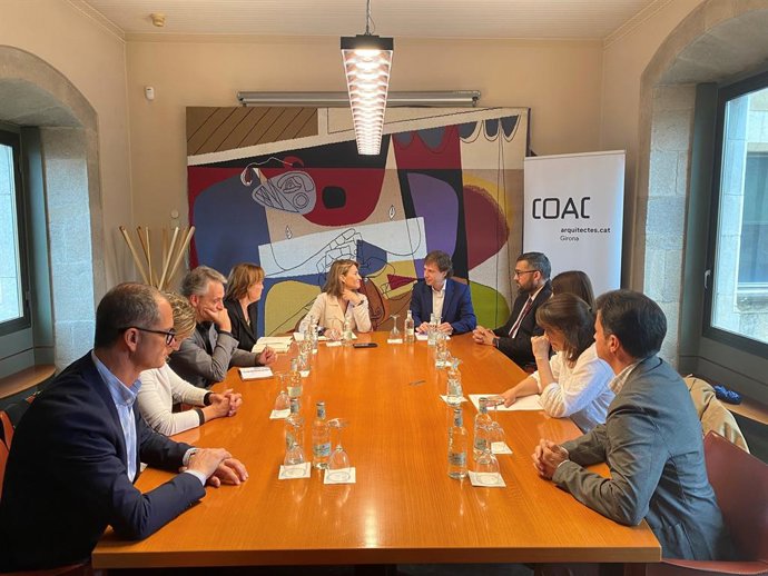 La ministra Sánchez amb agents del sector de la construcció gironins al Collegi d'Arquitectes de Catalunya a Girona