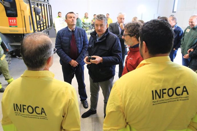 El consejero de la Presidencia, Interior, Diálogo Social y Simplificación Administrativa, Antonio Sanz, visita el subcentro forestal de Infoca en Abla (Almería).