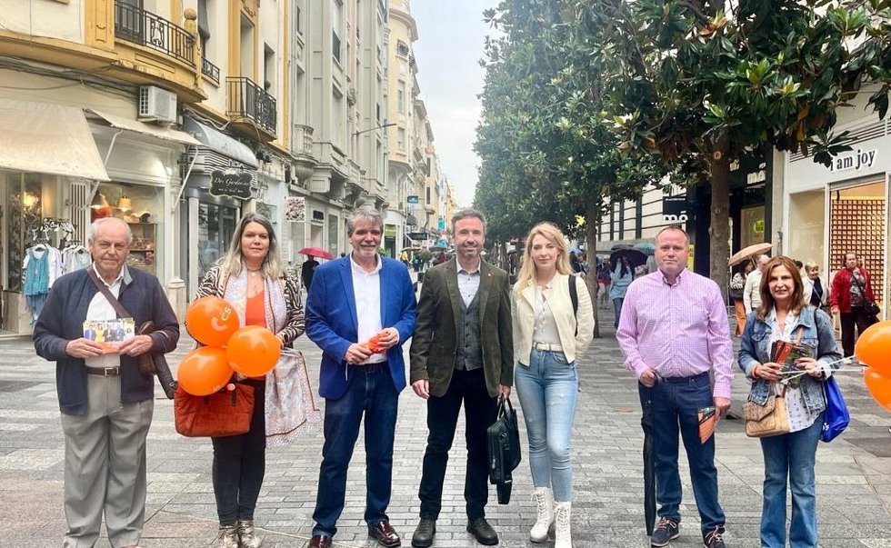Jesús Lupiáñez y Guillermo Díaz (en el centro), con integrantes de la candidatura de CS en Córdoba capital.