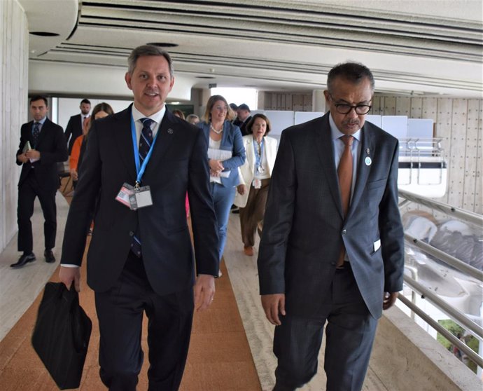 El ministro de Sanidad, José Miñones, junto al director general de la OMS, Tedros Adhanom Ghebreyesus, durante  la 76 Asamblea Mundial de la Salud (AMS), celebrada en Ginebra