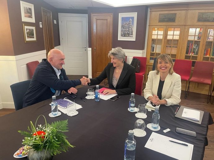 Carnero asegura que no cejará hasta lograr un incremento de frecuencias y abaratar los billetes del tren, tal y como ha indicado tras su encuentro con  responsables de la francesa OUIGO.