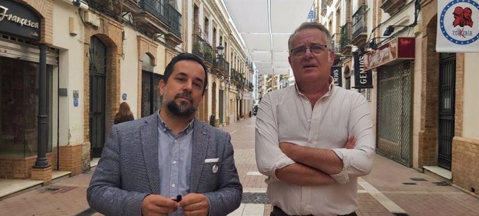 El candidato a la Alcaldía del Ayuntamiento de Huelva por Adelante Andalucía, Jesús Amador Zambrano, junto al número 11 de su candidatura, Javier Botello.