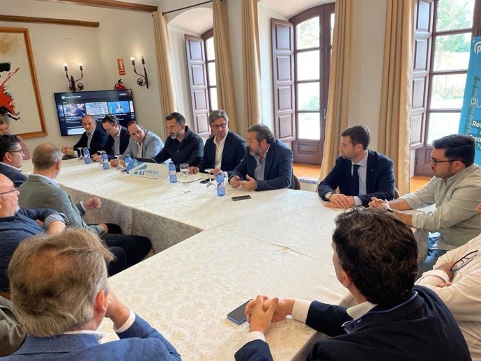 El coordinador de Sostenibilidad, Medio Ambiente y Economía Azul del PP andaluz, Ramón Fernández-Pacheco, y el candidato del PP a la Alcaldía de Puente Genil, Sergio Velasco, (en el centro ambos) asisten a una reunión.