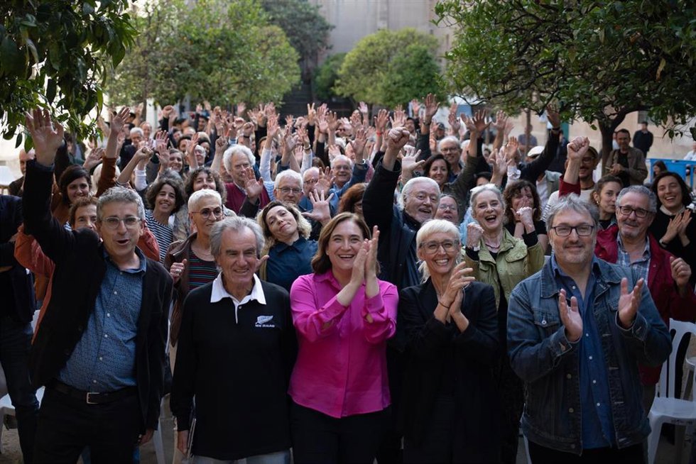 La alcaldesa de Barcelona y candidata de BComú a la reelección, Ada Colau, junto a las personalidades que apoyan su candidatura, en un acto en el Jardí dels Tarongers, en Barcelona.