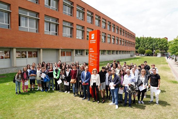 Entregados diplomas de proyectos MicroMundo-UR y SuperDivulbac de desarrollo de antibióticos y sensibilización de su uso