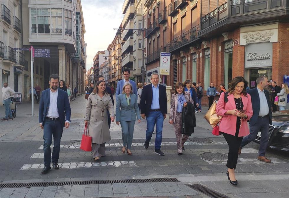 La vicepresidenta primera del Gobierno y ministra de Asuntos Económicos, Nadia Calviño, apoya a la candidata palentina al Ayuntamiento.
