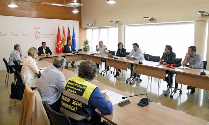 El alcalde de Murcia, José Antonio Serrano, acompañado por el concejal de Gestión Económica y Seguridad Ciudadana, Enrique Lorca, se reúnen con técnicos municipales para coordinar el Plan de Emergencias Municipal