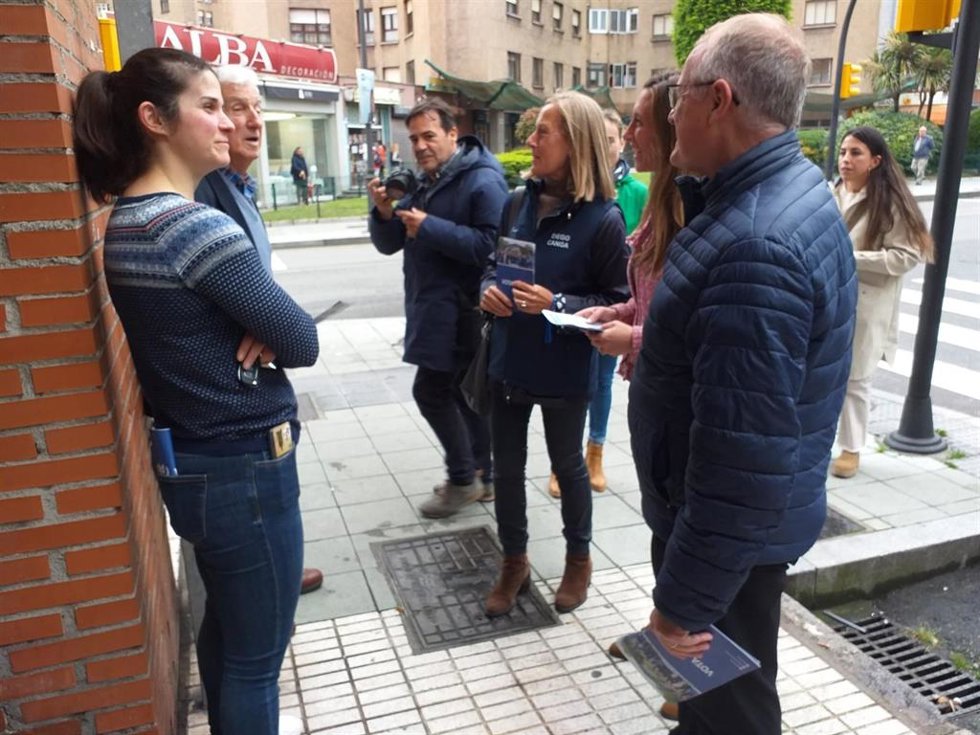 El candidato del PP a la Presidencia del Principado de Asturias, Diego Canga, participa en un acto de reparto electoral junto a, entre otros, la  candidata del PP a la Alcaldía de Gijón, Ángela Pumariega, en el barrio gijonés del Natahoyo