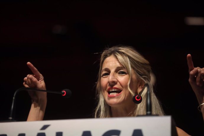 La vicepresidenta y ministra de Trabajo, Yolanda Díaz (c) , en el acto central de la candidatura de Con Málaga a 22 de mayo del 2023 en Málaga (Andalucía, España)