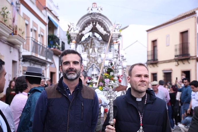 Fernández-Pacheco recibe en Benacazón a la Hermandad del Rocío de Almería