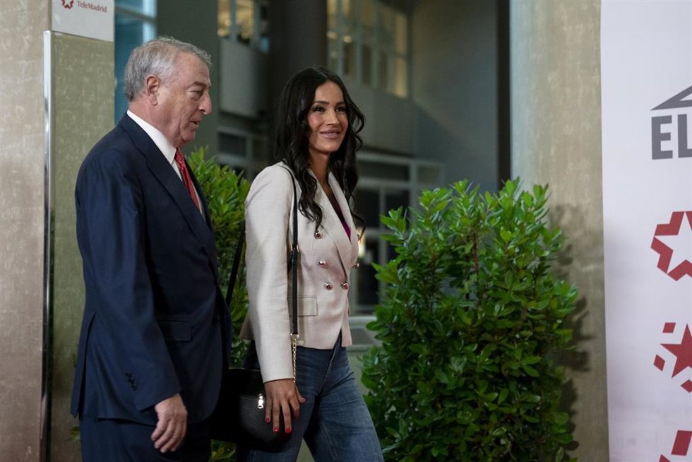 La candidata de Ciudadanos a la Alcaldía de Madrid, Begoña Villacís, y el director general de Telemadrid, José Antonio Sánchez