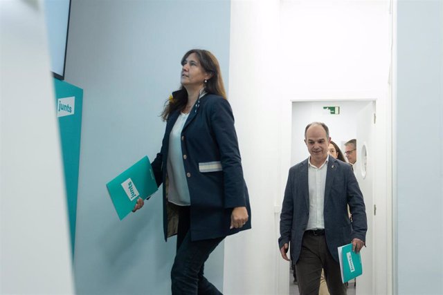 Imagen de archivo - El secretario general de Junts, Jordi Turull (d) y la presidenta de Junts, Laura Borràs en la sede de la formación para dar una rueda de prensa, a 7 de octubre de 2022, en Barcelona, Catalunya (España). 