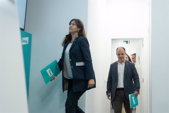 Imagen de archivo - El secretario general de Junts, Jordi Turull (d) y la presidenta de Junts, Laura Borrs en la sede de la formación para dar una rueda de prensa, a 7 de octubre de 2022, en Barcelona, Catalunya (España). 