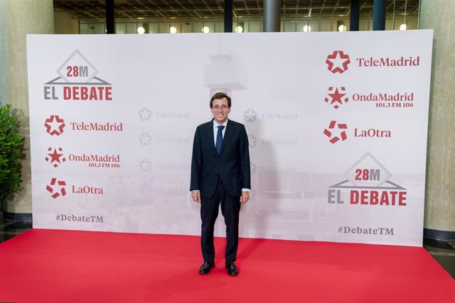 El candidato del PP a la Alcaldía de Madrid, José Luis Martínez Almeida, posa en el photocall antes del debate electoral de los candidatos a la Alcaldía de Madrid de cara a las elecciones autonómicas y municipales del próximo 28 de mayo