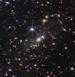 Archivo - WASHINGTON, D.C., July 12, 2022  -- Image released by NASA on July 11, 2022 shows galaxy cluster SMACS 0723, captured by the James Webb Space Telescope.   U.S. President Joe Biden released one of the James Webb Space Telescope's first images i
