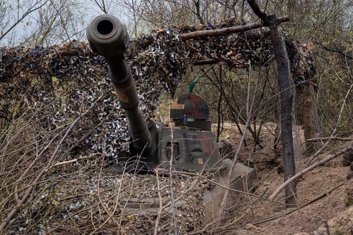 Archivo - April 15, 2023, Bakhmut, Ukraine: A self-propelled howitzer is seen in a ditch cover by camouflage net at Ukrainian position near Bakhmut. Ukrainian armed force is fighting intensely in Bakhmut and the surrounding area as Russian forces are ge