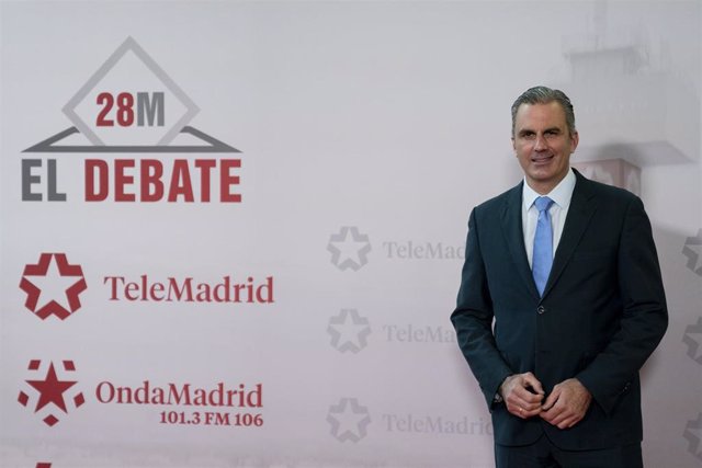 El candidato de Vox a la Alcaldía de Madrid, Javier Ortrega Smith,  posa en el photocall antes del debate electoral de los candidatos a la Alcaldía de Madrid de cara a las elecciones autonómicas y municipales del próximo 28 de mayo