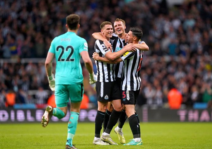 Los jugadores del Newcastle celebran su clasificación para la Liga de Campeones 2022-2023
