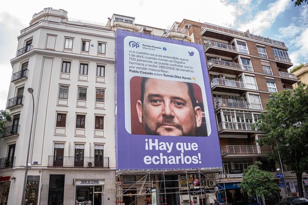 Una lona colgada en el distrito de Salamanca, a 19 de mayo de 2023, en Madrid (España). Podemos ha colocado hoy una lona en la calle Goya de Madrid, en pleno barrio de Salamanca, con las palabras que pronunció en febrero de 2022 el expresidente del Part