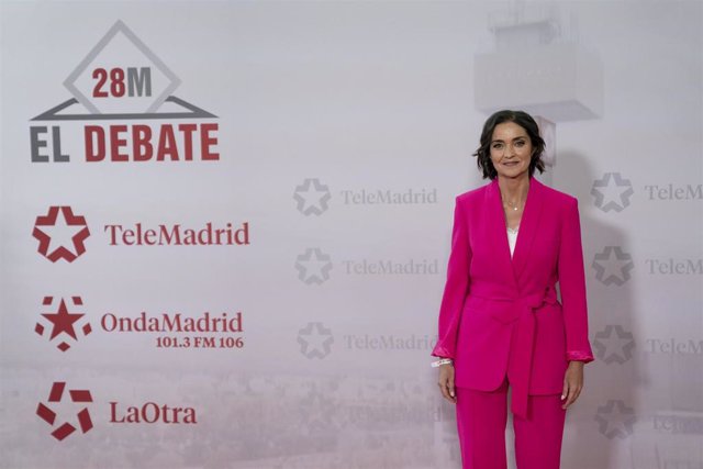 La candidata del PSOE a la Alcaldía de Madrid, Reyes Maroto, posa en el photocall antes del debate electoral de los candidatos a la Alcaldía