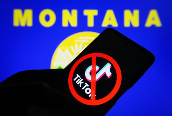 El logo de TikTok con la bandera del estado de Montana en una pantalla