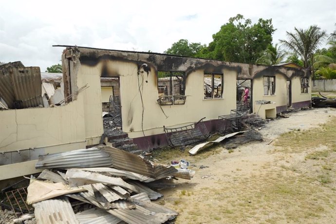 Los bomberos confirman la muerte de 19 adolescentes por un incendio en una residencia de estudiantes en Guyana