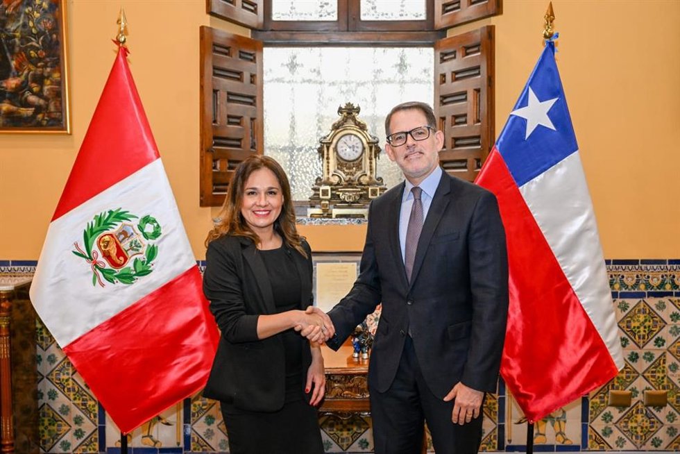 La subsecretaria de Exteriores de Chile, Gloria de la Fuente, y el viceministro de Exteriores peruano, Ignacio Higueras