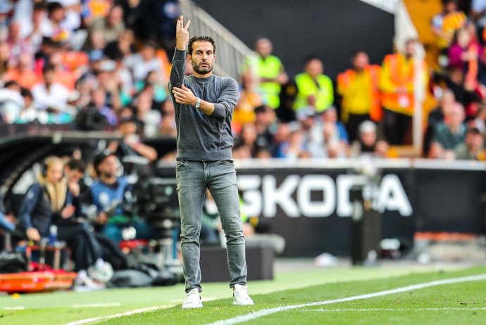 Ruben Baraja da instrucciones durante un partido del Valencia