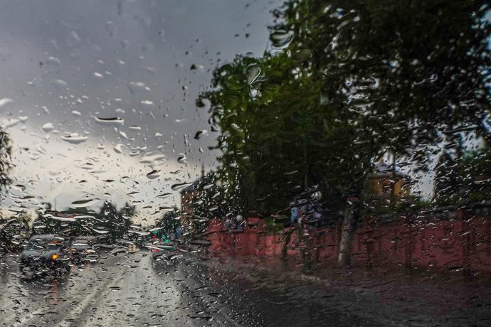 Cristal de un coche mojado por la lluvia. 