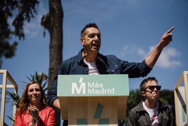 El candidato de Más Madrid a la alcaldía de Móstoles, Emilio Delgado, interviene durante un acto de Más Madrid, en el parque Lorenzo Azofra