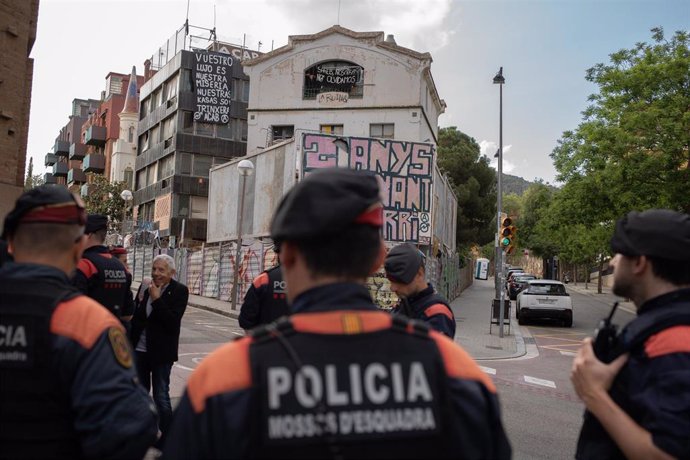 Mossos d'Esquadra vigilan el edificio de La Runa en la plaza de la Bonanova, a 11 de mayo de 2023, en Barcelona, Catalunya (España). 