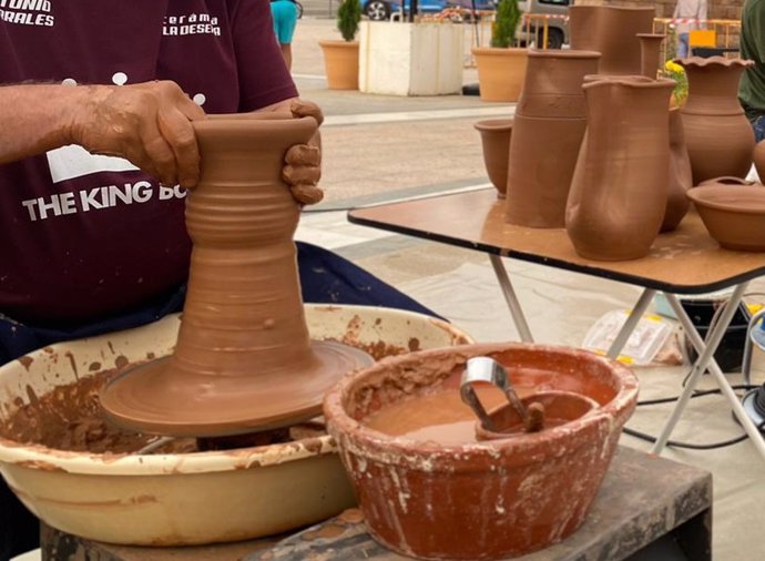 Pacientes del servicio de Salud Mental del Hospital de Torrejón participan en talleres de cerámica en Casa de la Cultura