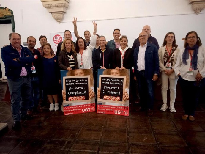 Sindicalistas de UGT celebran la victoria en las elecciones celebradas en la Diputación de Córdoba.