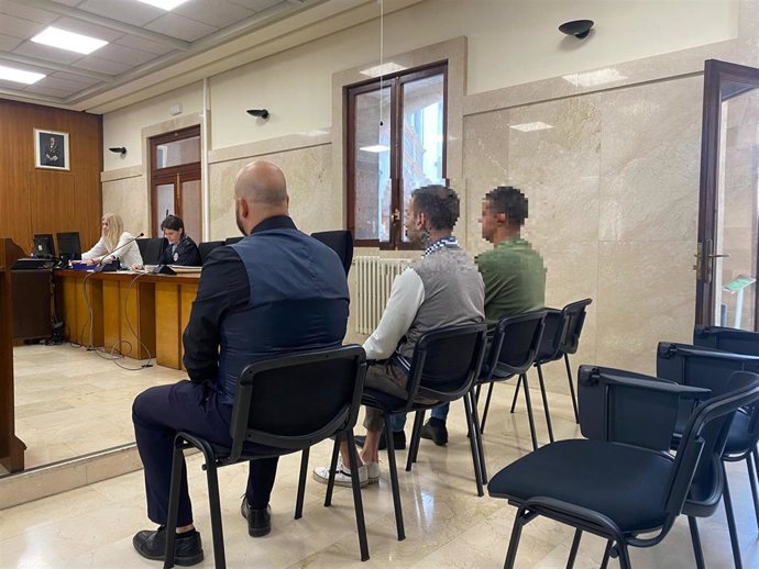 Los tres acusados, sentados durante la vista previa al juicio en la Audiencia Provincial de Baleares.