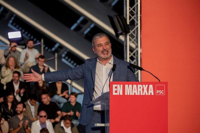 El alcaldable por Barcelona, Jaume Collboni, interviene durante un acto de precampaña del PSC, en la Placa Fotovoltaica del Frum, a 4 de mayo de 2023, en Barcelona, Catalunya (España). 