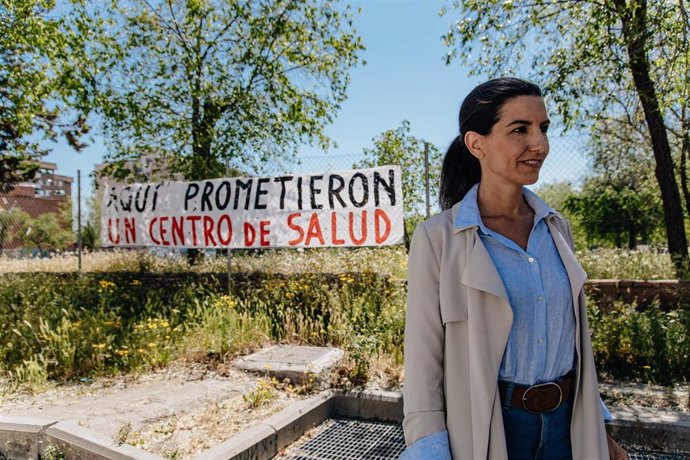 Archivo - La candidata de Vox a la Presidencia de la Comunidad, Rocío Monasterio, en el descampado donde estaba previsto construir un centro de salud, durante su visita al barrio de Pan Bendito, a 20 de abril de 2023, en Madrid (España). Durante su visi