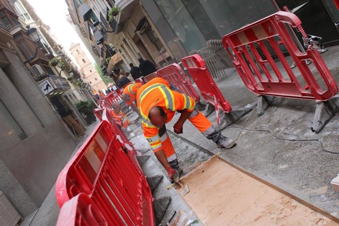 Imagen de las obras de instalación del pavimento táctil en la calle Trapería