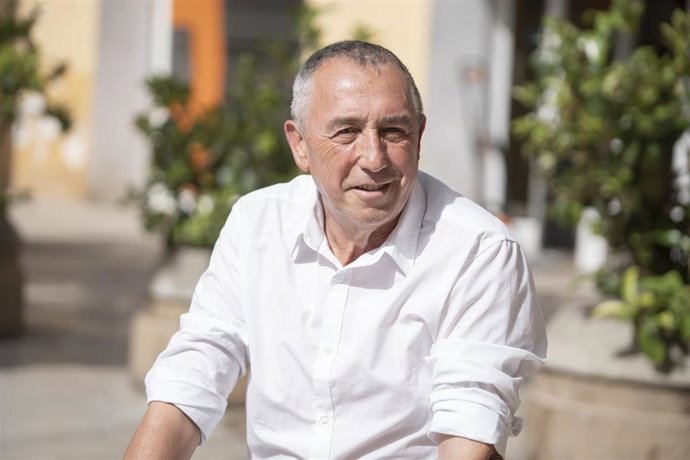 El candidato de Compromís a la Generalitat, Joan Baldoví, posa en la plaza del Pilar antes de una entrevista con Europa Press
