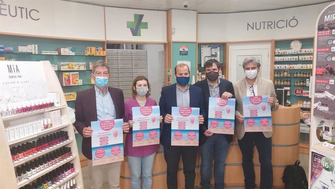 Presentación de la campaña para promover el uso de copas menstruales reutilizables en la farmacia Vanrell.Bal