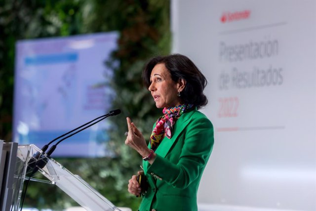 Archivo - La presidenta de Banco Santander, Ana Botín, presenta los resultados del año 2022, en la Ciudad Grupo Santander de Boadilla del Monte, a 2 de febrero de 2023, en Boadilla del Monte, Madrid (España). Banco Santander obtuvo un beneficio atribuido 