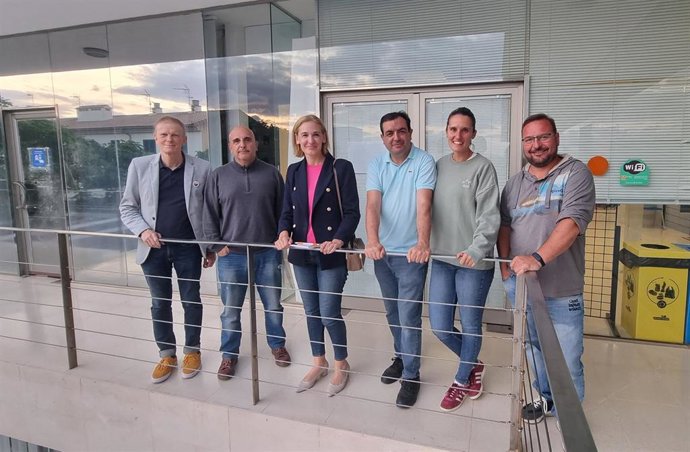 La candidata de CS a la alcaldía de Palma, Eva Pomar, en su visita en la AAVV Son Ferriol