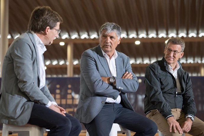 (I-D) El alcalde y candidato del PP a la reelección, José Luis Martínez-Almeida; el tío de Rafa Nadal y director de la Rafa Nadal Academy by Movistar, Toni Nadal, y el líder del PP, Alberto Núñez Feijóo, durante un coloquio, en la Ciudad de la Raqueta, 