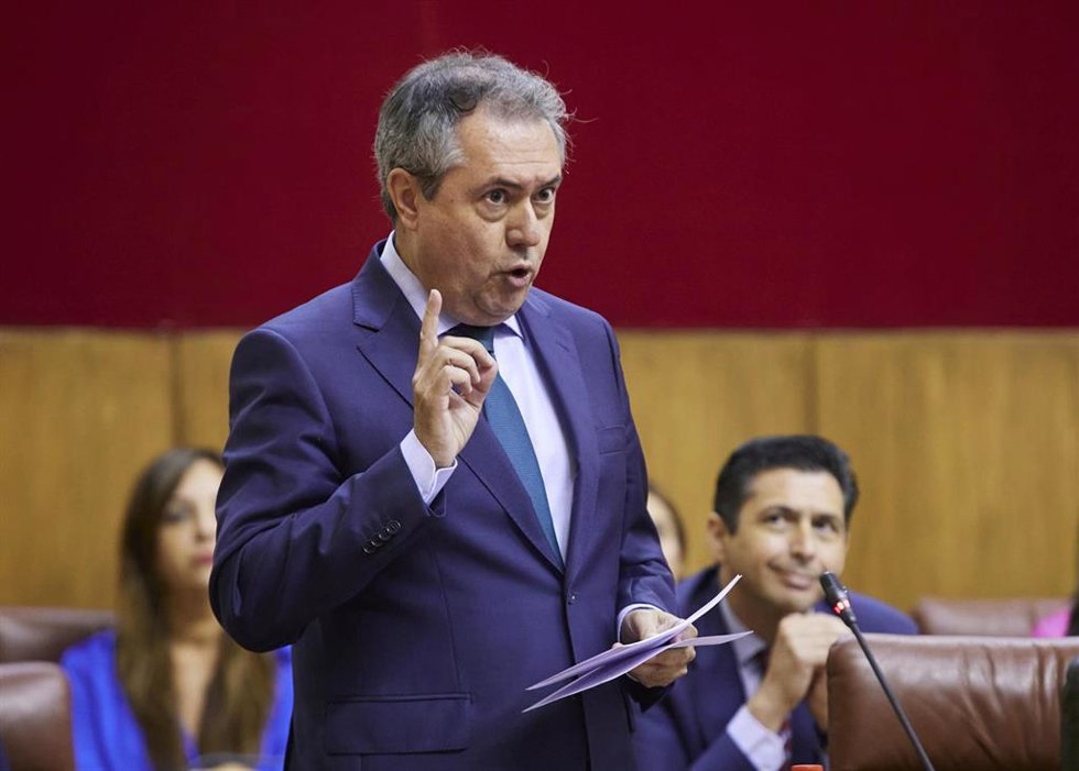 El secretario general del PSOE-A, Juan Espadas, en el Pleno del Parlamento. (Foto de archivo).